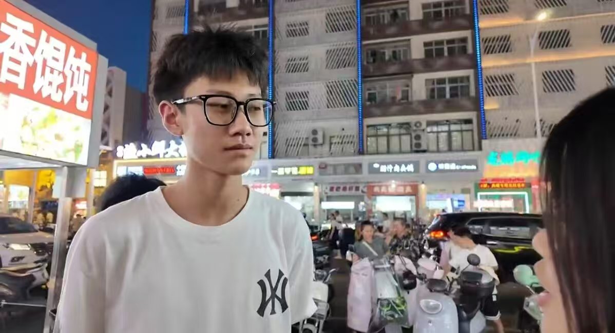 【实践团成员正在采访路人】