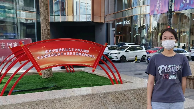 图为成员在宣传路口的照片