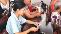 图片包含 人, 室内, 男人, 看着描述已自动生成