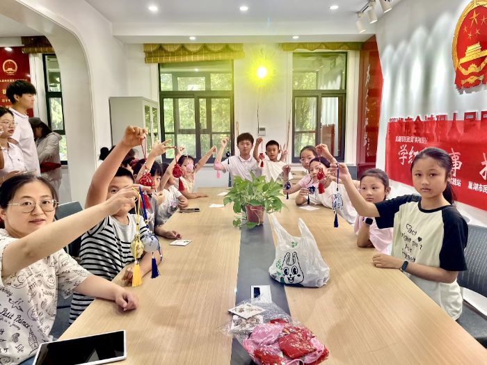 图为团队成员在东风社区开展中医药文化宣传与香囊制作活动 通讯员 云美 提供
