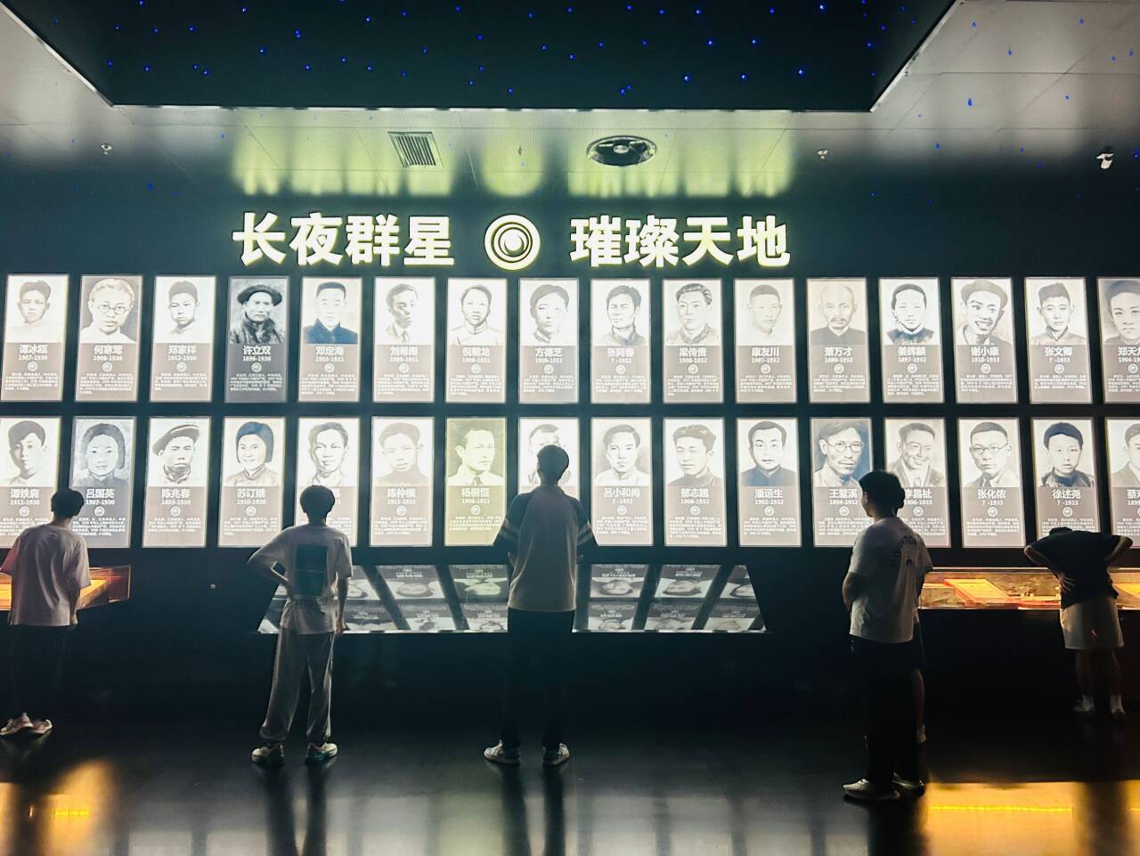 红旗飘扬处,青春正当时