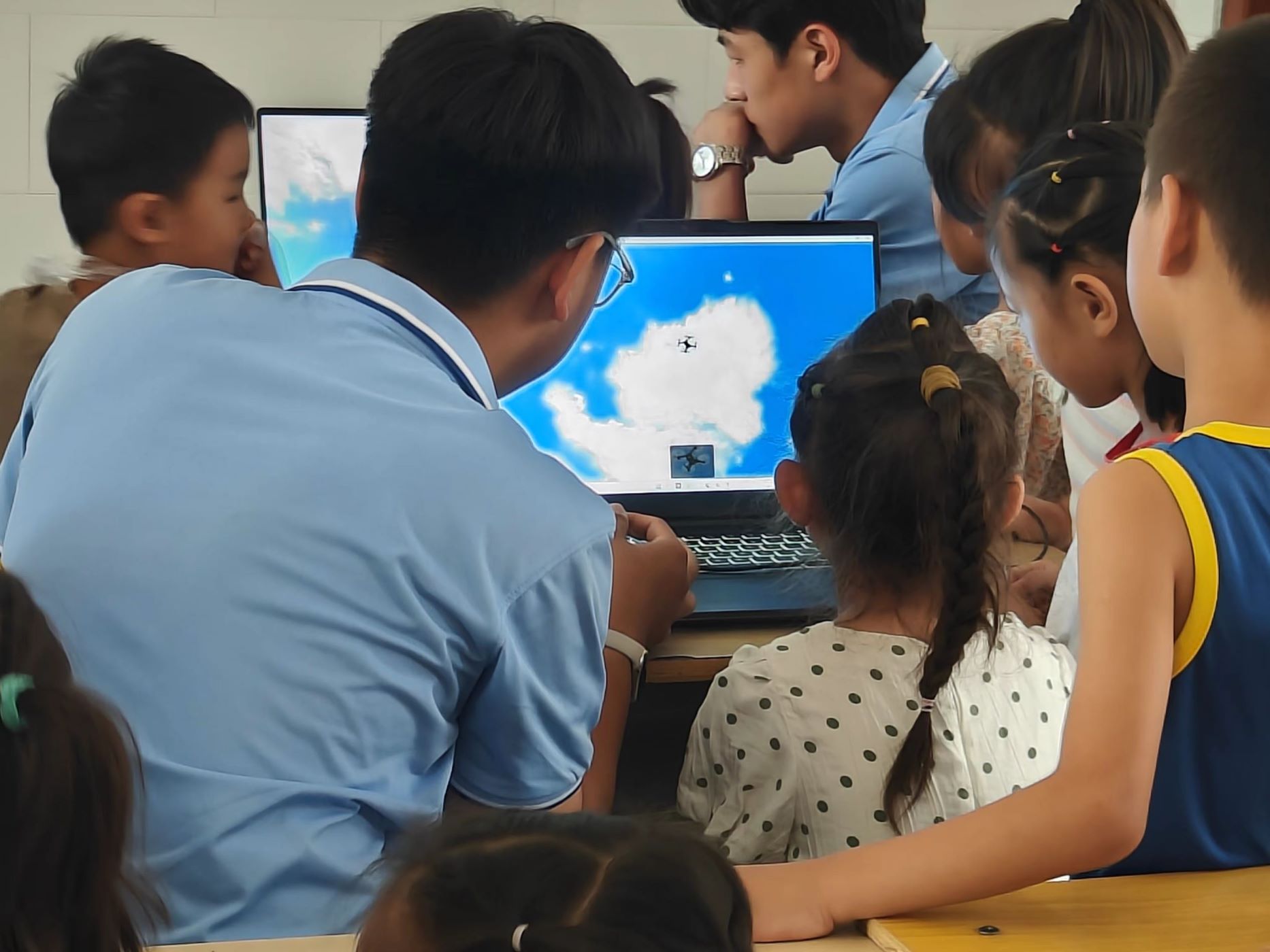 科技智启未来路,支教情暖学子心