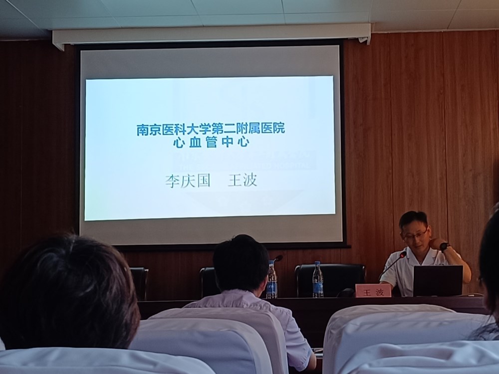 团队成员聆听王波主任讲座