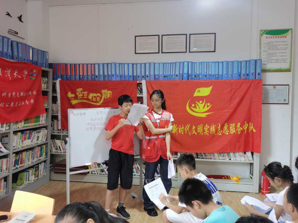 图为周子楠小朋友上台朗诵