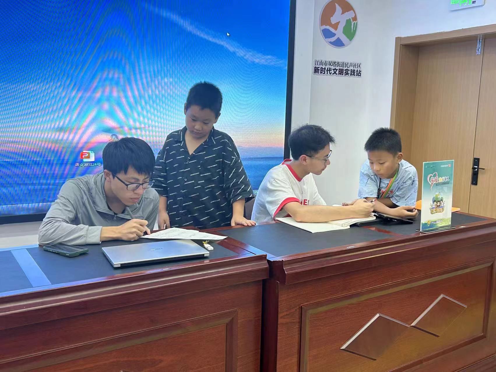 细量双职家庭需求,精思青年实干方案