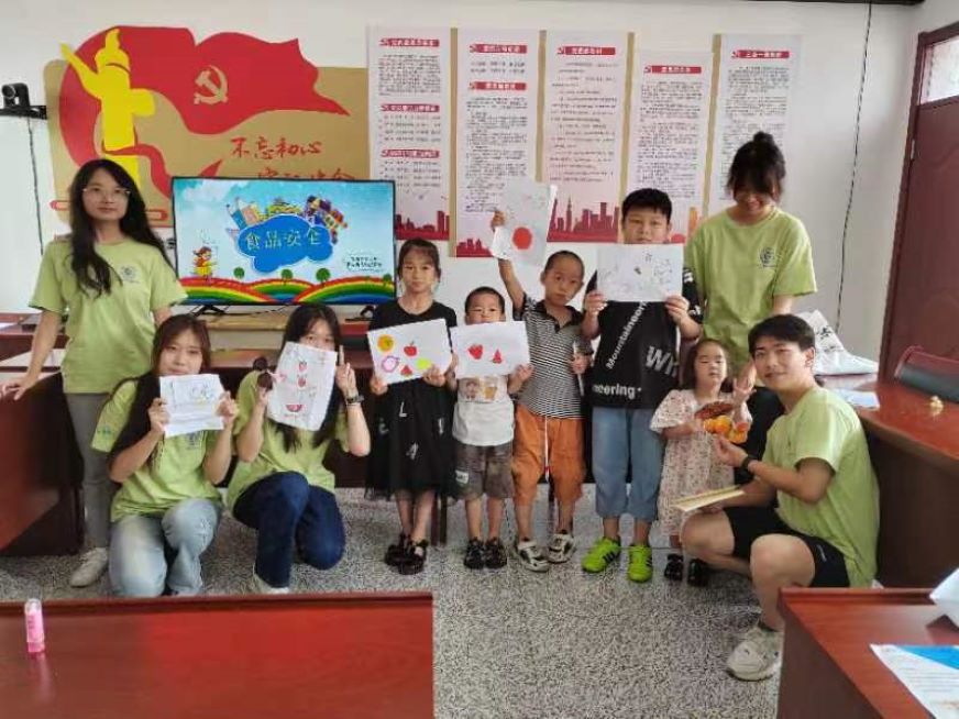 实践团成员在课堂结束后与小朋友们合影