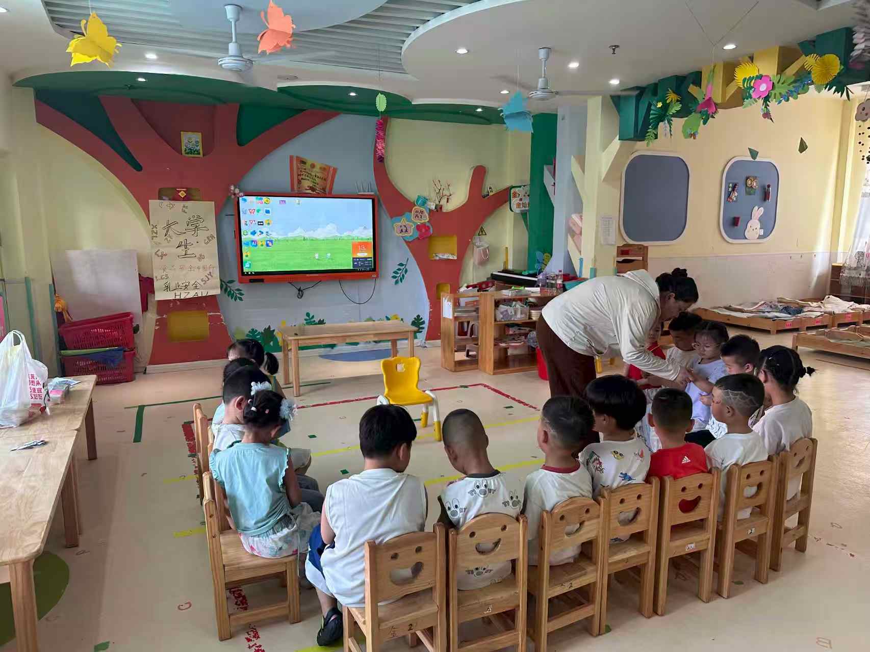 【实践团成员和赤壁幼儿园小朋友互动】