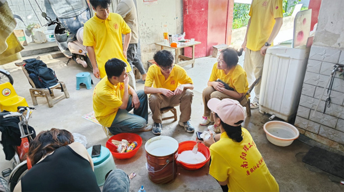 南阳理工学院:青春力量,笔尖流淌乡土情,墙绘点亮新乡村