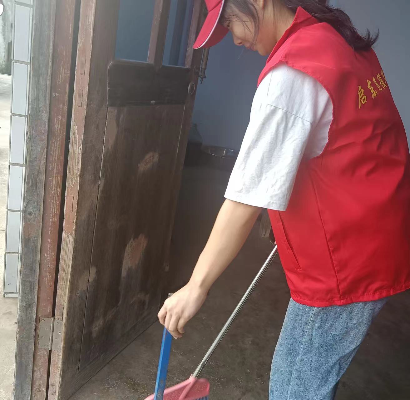 无锡商院学子:“挥洒汗水,振兴乡村"