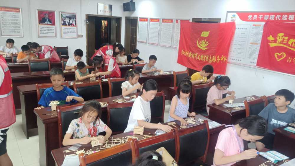 图为小朋友们制作蝴蝶模型的场景