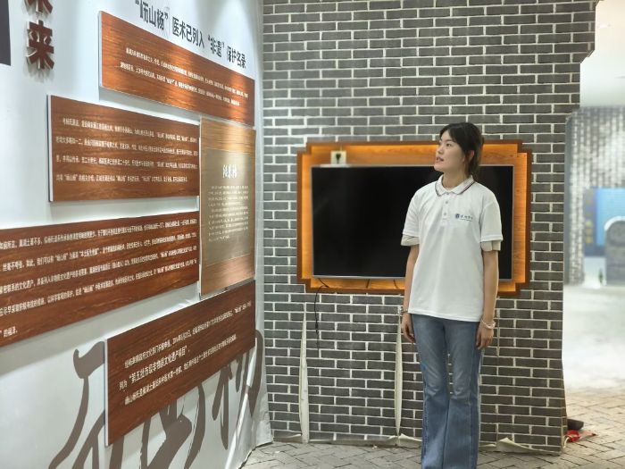 图为团队成员在峏山杨中医展馆进行实地参观与学习 通讯员 李晓静 提供