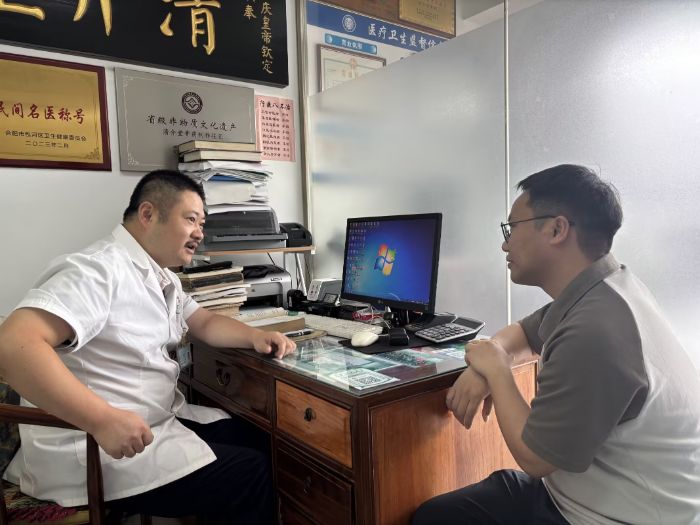 图为团队成员在合肥采访清介堂胡氏中医传承人胡来仙先生 通讯员 云美 提供