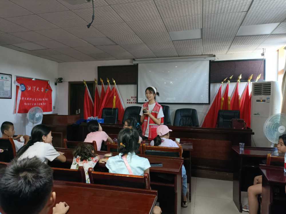 图为分享科学知识的志愿者小老师欧婧玉