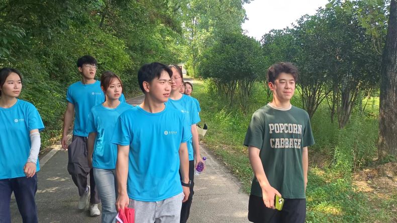 实践团成员跟随试验站余老师前往茶产业园区