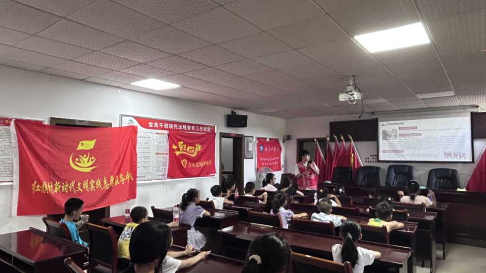 图为志愿者为小朋友们介绍“七七事变”的背景