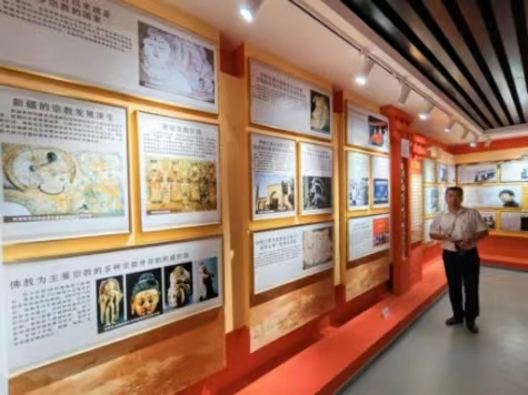 石河子大学法学院赴第十四师二二四团三连依法治国社会实践团参观五连铸牢中华民族共同体意识展示馆