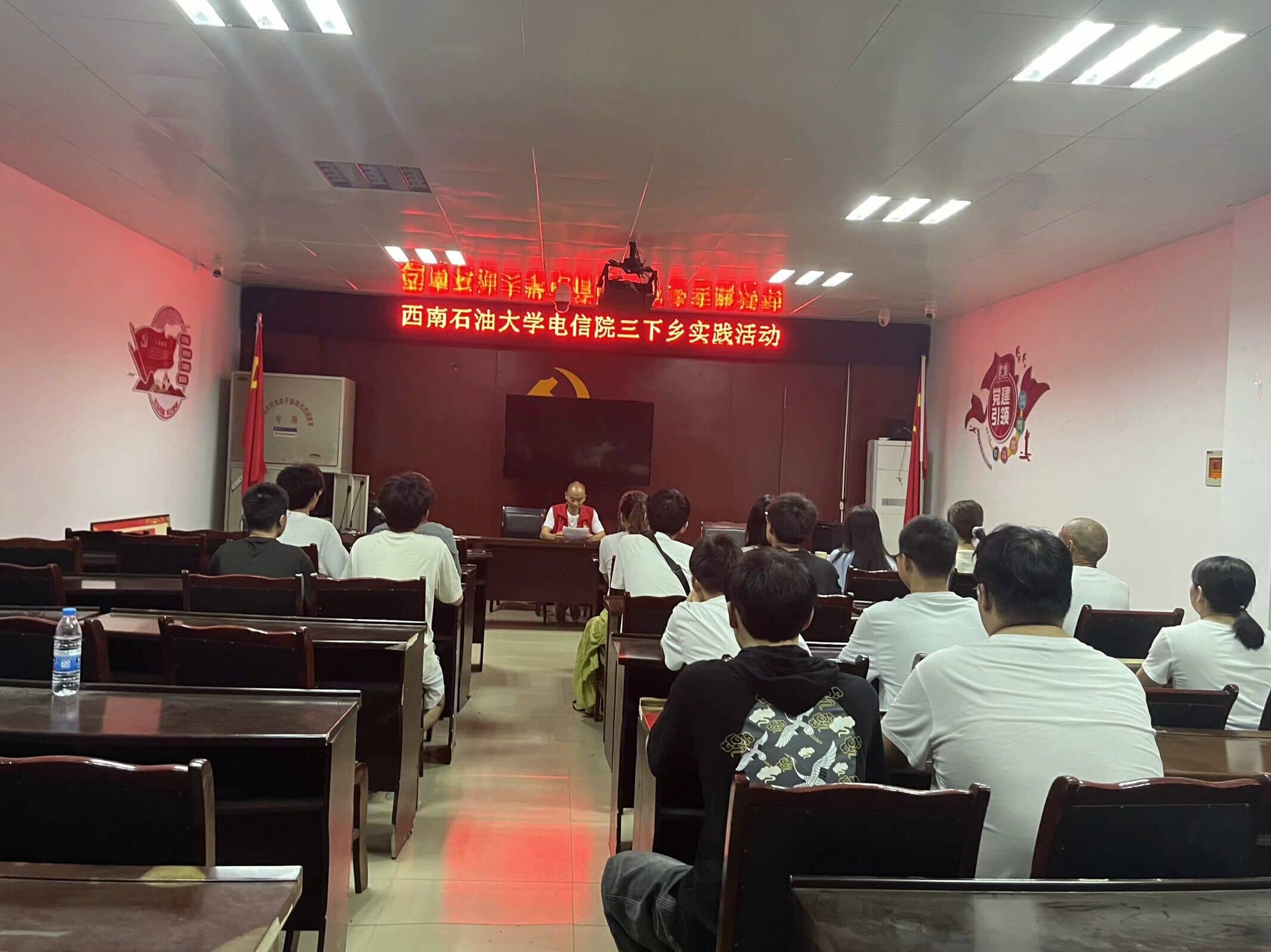 清风共绘社区美,携手同筑振兴路