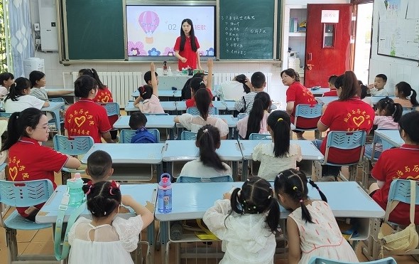 守护童心 筑梦未来——学院青语理论宣讲团“七彩假期”公益课堂顺利开班