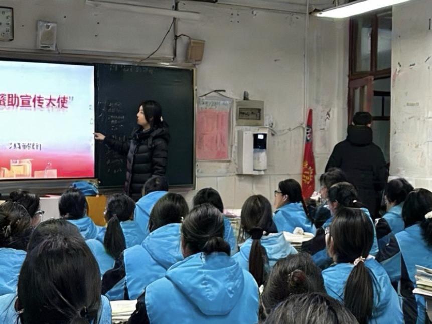 ����������У԰ ů�Ļ������ɳ�����������������������߽�����һ��