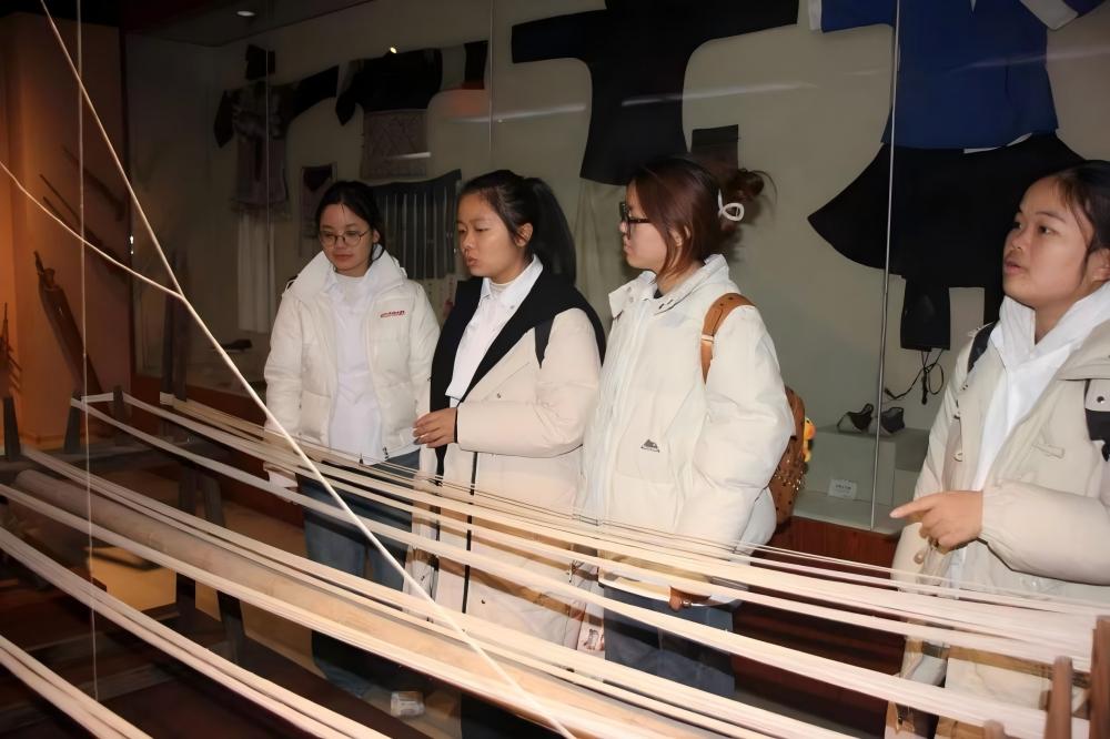 ���϶���̽���� �ഺ���������С�������ʦ����ѧѧ�Ӹ�������չ�����Ļ����л