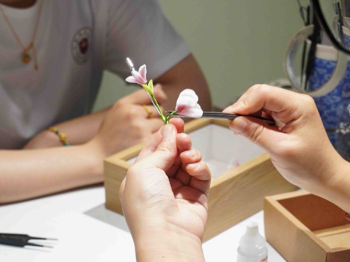 织语传新:江苏师大学子探寻云锦绒花之美