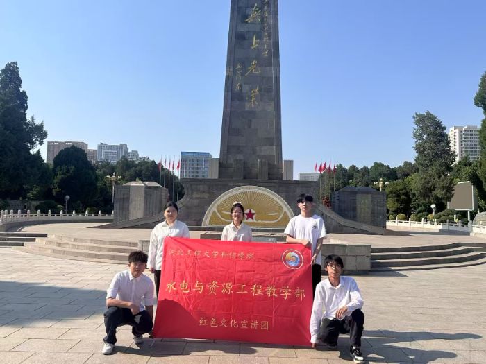 �Ӻ�ɫ���ص���ͷУ԰�����ӱ����̴�ѧ����ѧԺ���ڡ������硱��Ԫ��̸����ΰ�󽨵�����ʵ����ʵ