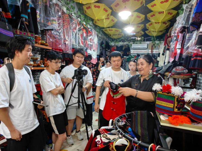 成都理工大学学子探寻小凉山彝绣文化脉韵: 以青春之力助非遗焕新