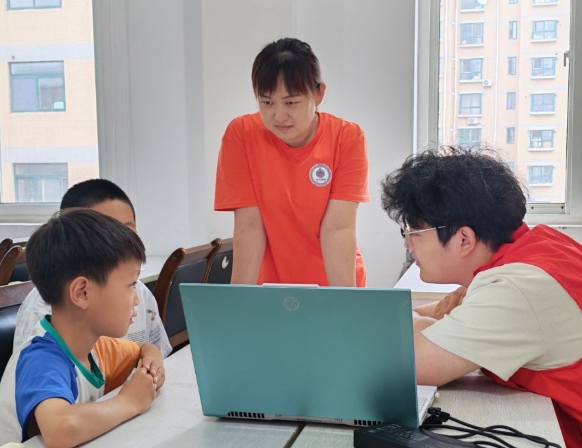几个人在桌子前中度可信度描述已自动生成