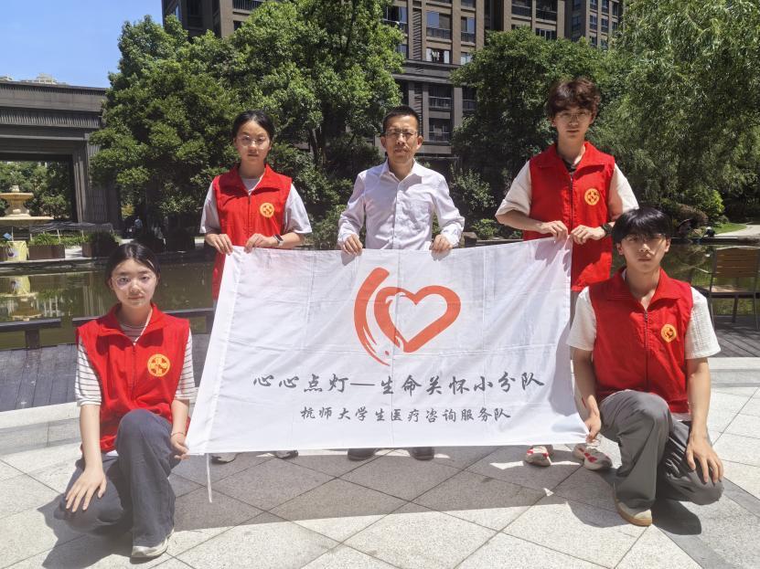 点灯人们与章叔叔合影留念 徐冉摄