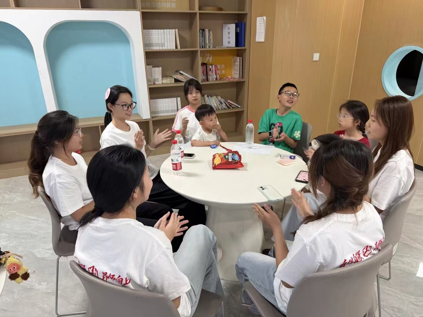 图为开展趣味活动。吴伟业供图