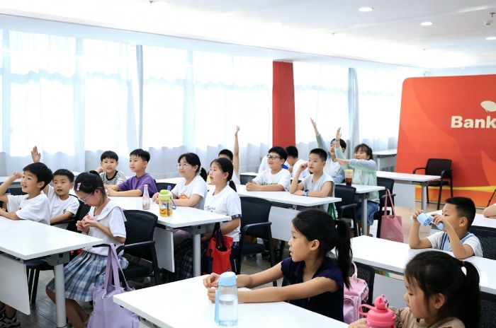 图为童心课堂上,实践队与孩子们开展互动交流。刘奕珂供图